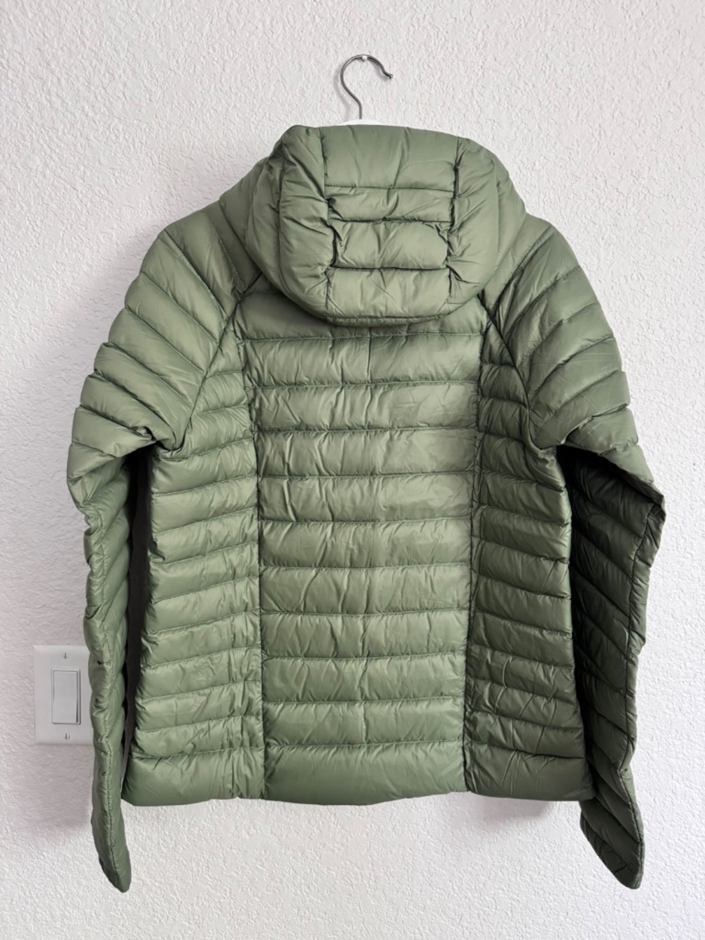 Patagonia Women’s Down Sweater Hoody - Terrain Green - Size Medium - Picture 2 of 10
